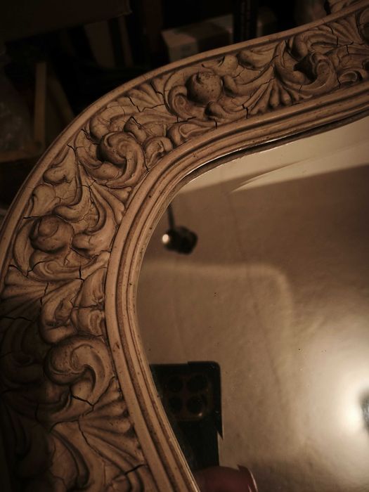 Espelho antigo com armadura creme/branco