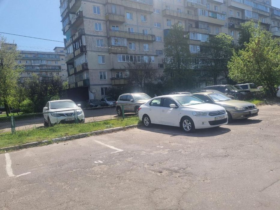Оренда паркомісця вул. Ореста Левицького,3