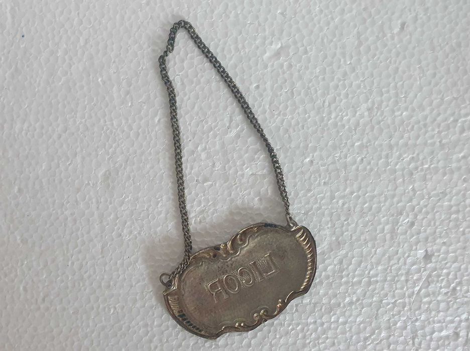 Letreiro / Gargantilha para garrafa de licor, em casquinha, Anos 60