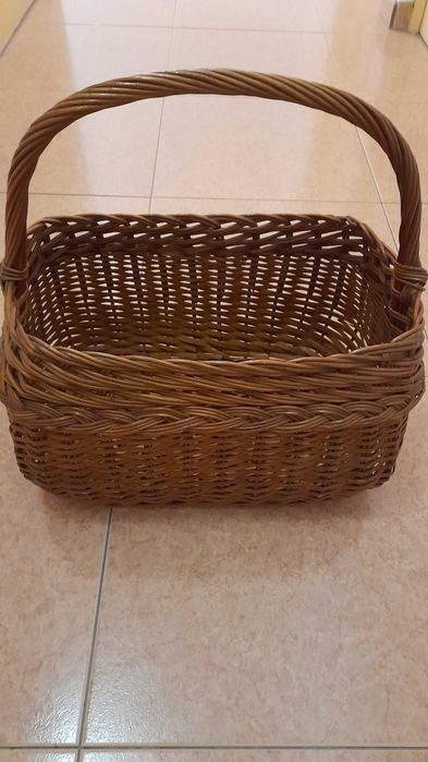 Cestos em verga envernizados e em bom estado cada 10 €