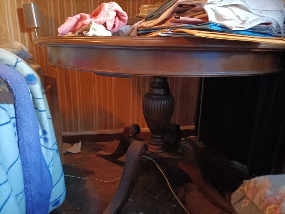 Mesa antiga em bom estado