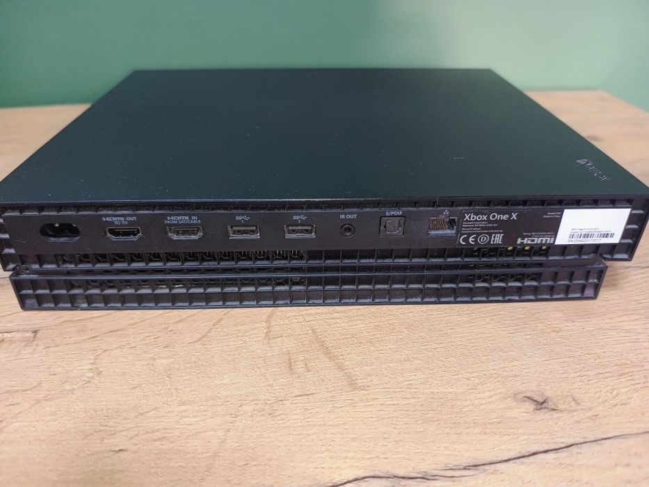 Xbox One X 1tb  dwa pady
