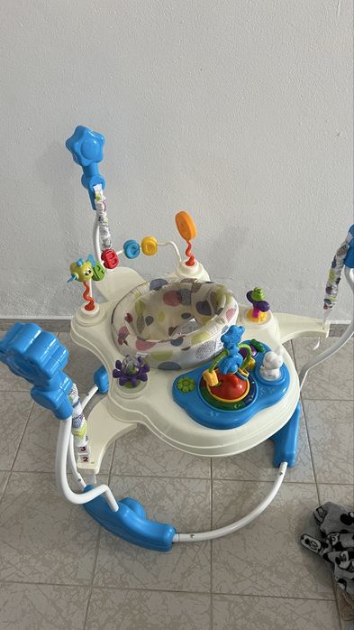 Saltador c/bonecos a pilhas