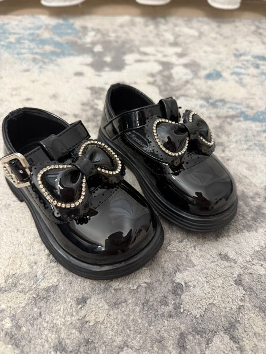 Нові туфельки для дівчинки