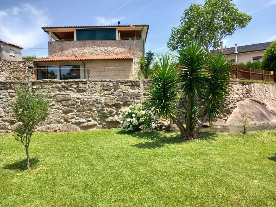 Moradia T3 em pedra, mobilada, com garagem e zona de lazer
