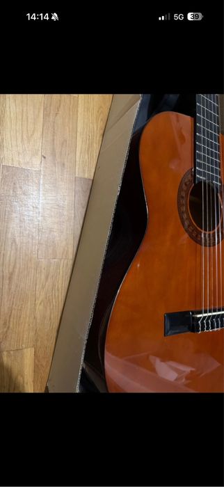 Guitarra nova com etiqueta