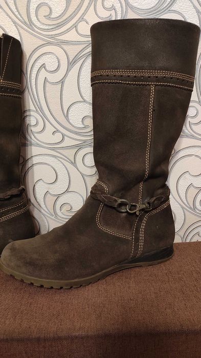 Демісезонні жіночі замшеві чоботи