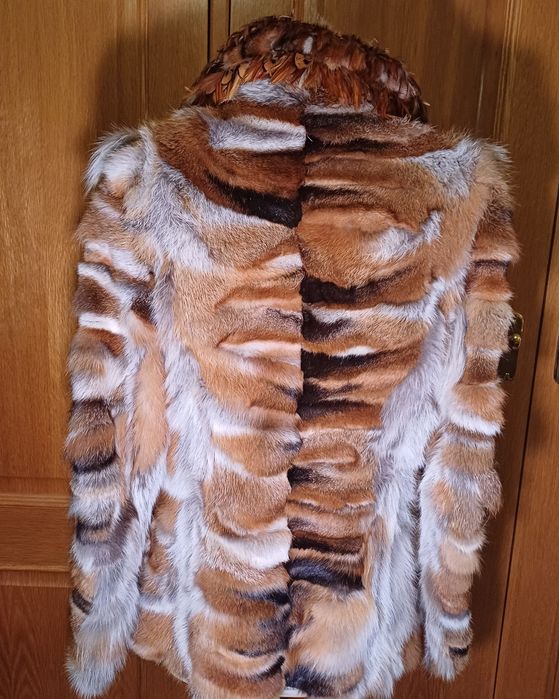 Casaco de peles e penas verdadeiras