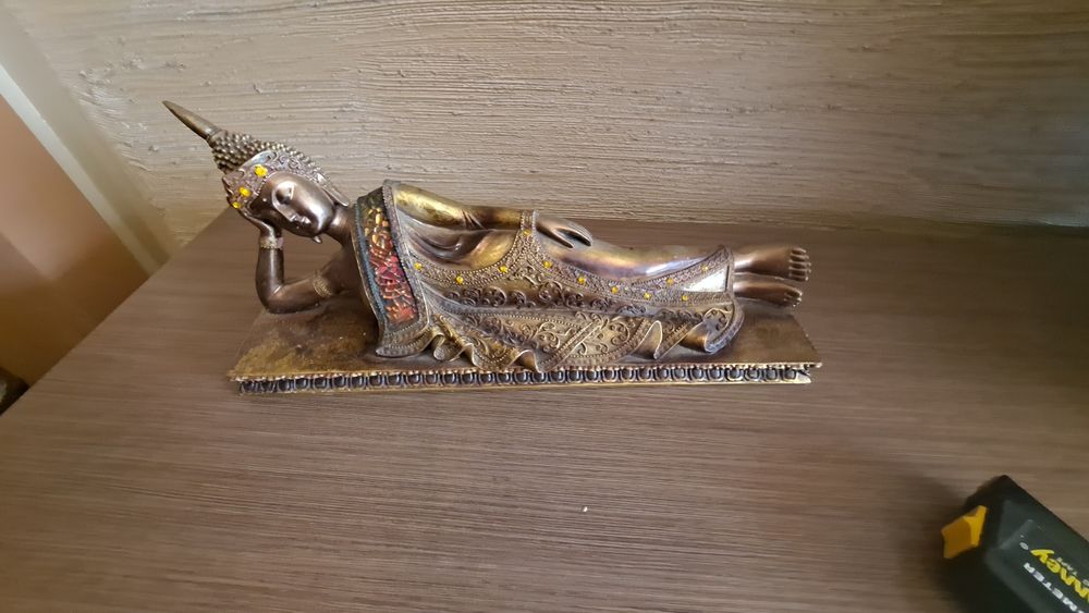 Figurka leżącej bogini.