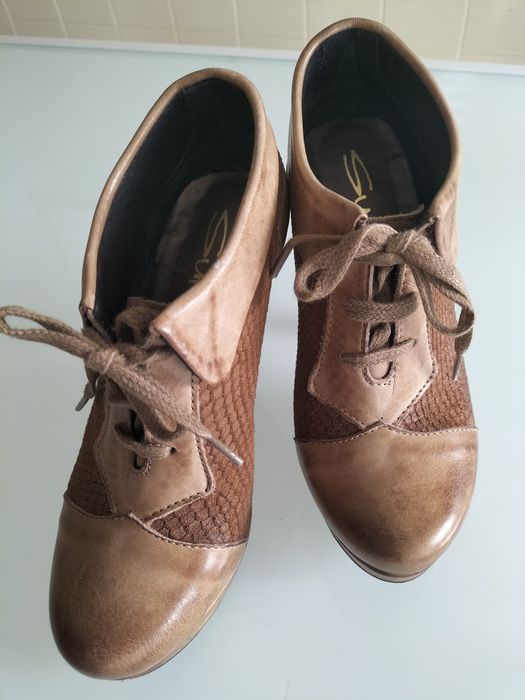 Sapatos com atacadores nº36