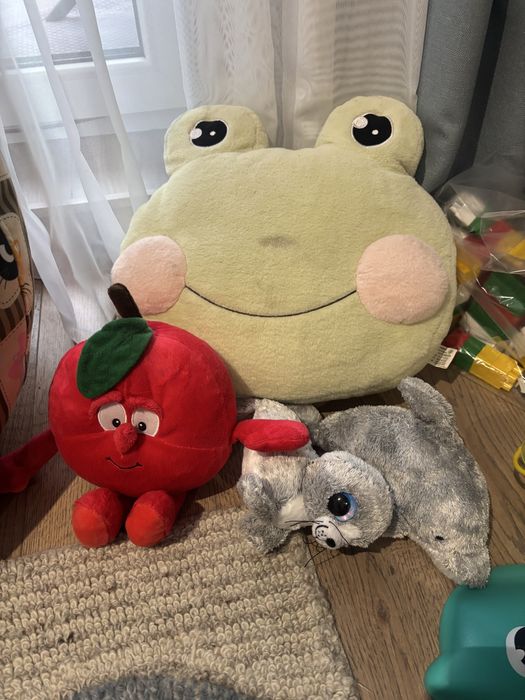 Мʼякі іграшки, жаба-подушка, яблуко, дельфін, тюлень