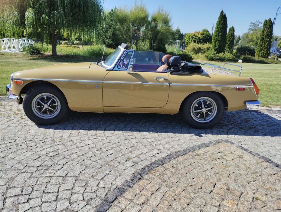 MG MGB MGB w stanie dobrym, technicznie sprawnym, zabytkowy kabriolet z 1974r