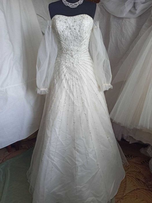 Платье А-силуэта с фатиновами рукавами .Цвет крем. р42- 44,