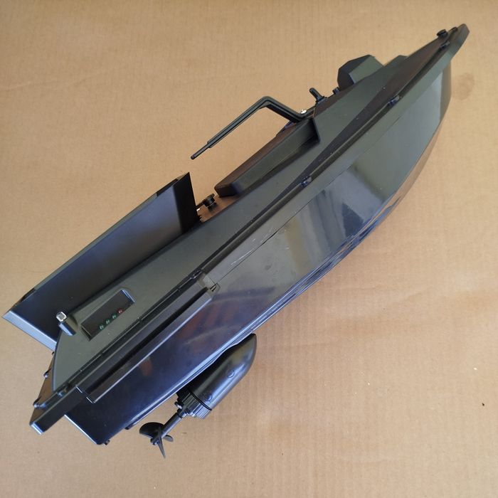 Barco telecomandado para pesca/engodagem