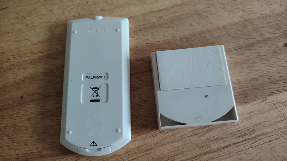 Oryginalny Pilot Tivoli Audio PAL+ z uchwytem / stacją (PALPRWHT)