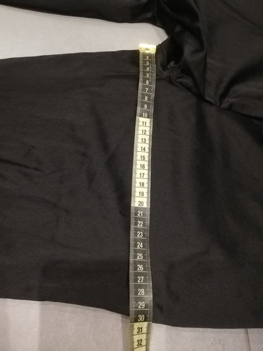 R. 42 czarne satynowe spodnie do kolan spodenki