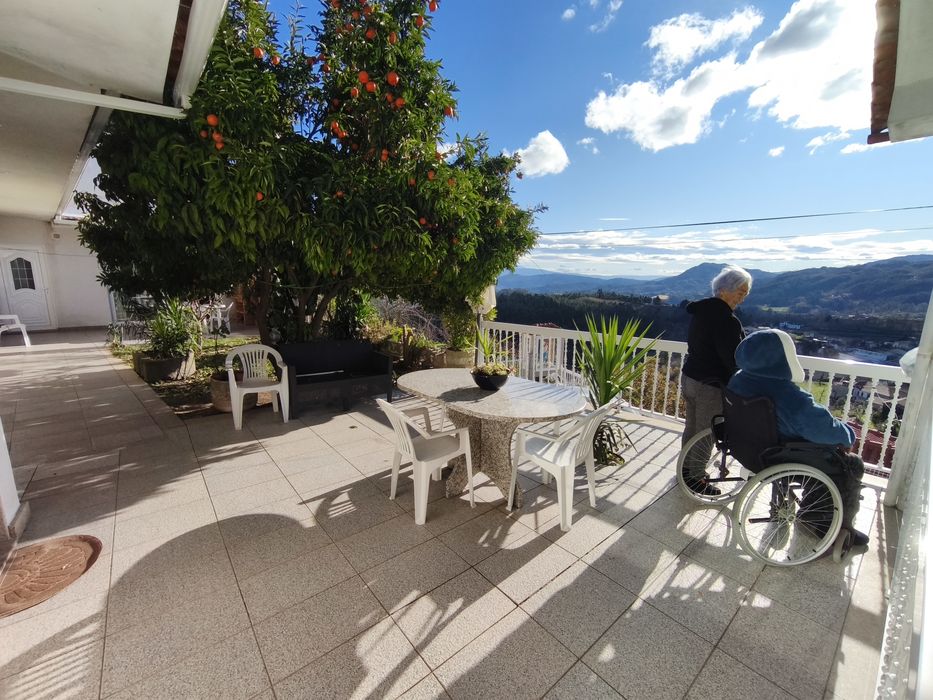 Família de acolhimento em casa própria 24 horas por dia