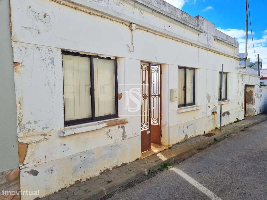 Moradia com projeto de renovação e ampliação aprovado no Parchal