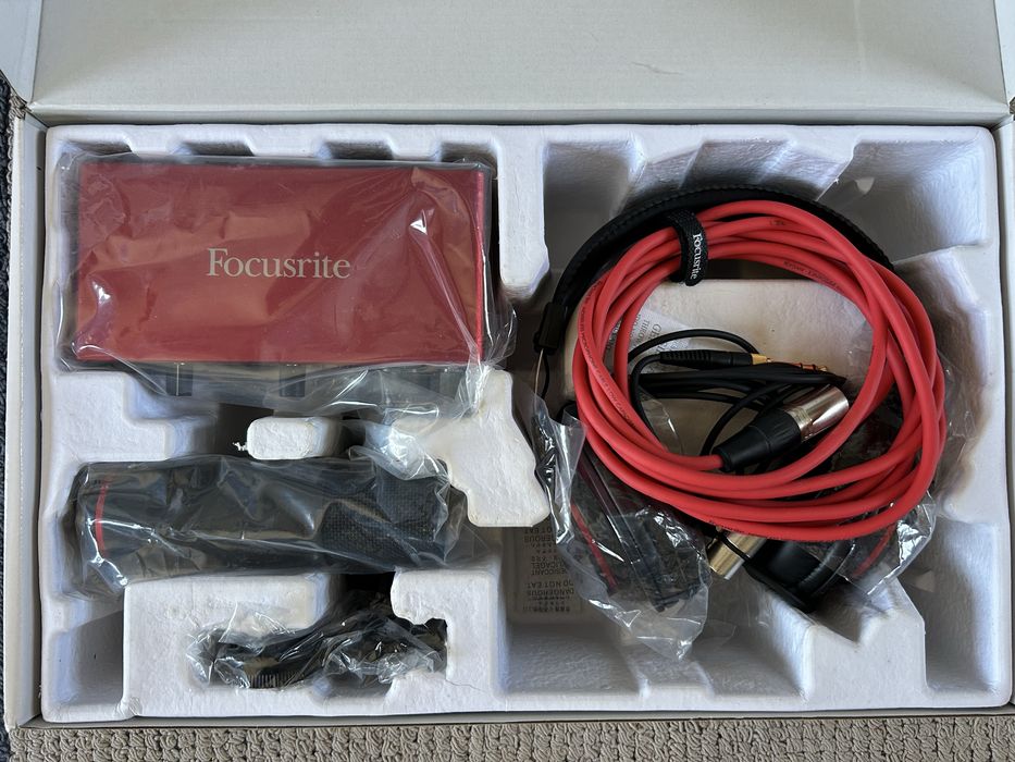 Focusrite Scarlett 2i2 Studio 3rd Gen + Tripé + Cabo XLR 10 m
