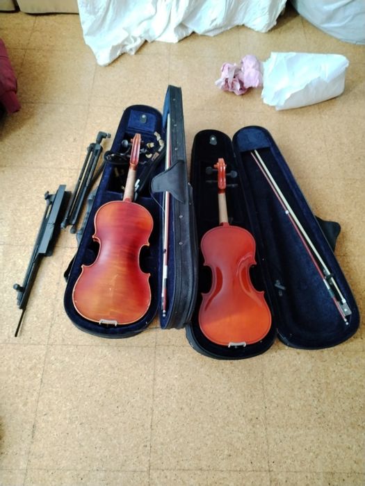 Violino estojo e tripé 4/4  e outro 3/4