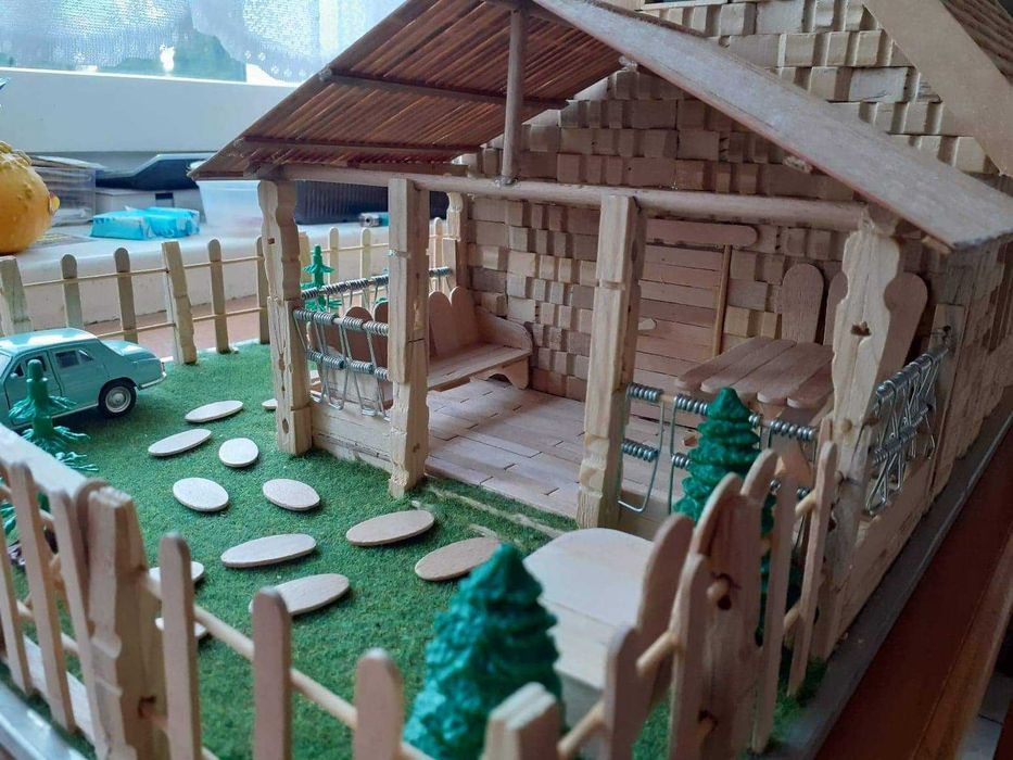 Mini domek z klamerek i patyczkòw