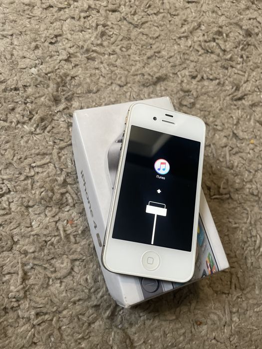 Iphone 4s  вісить на проводі
