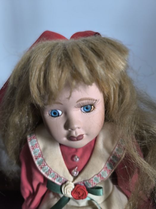 Bonecas antigas com 40 cm, com cara e mãos de porcelana, com suporte