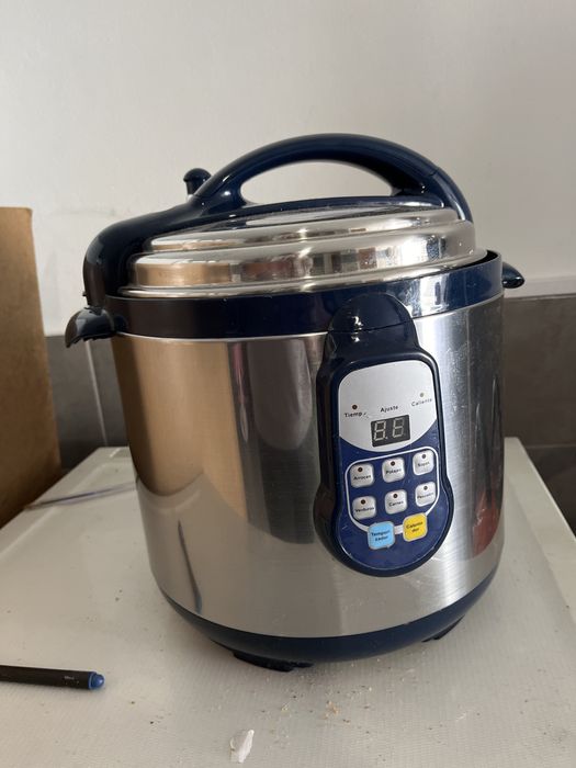 Panela de pressao eletrica.