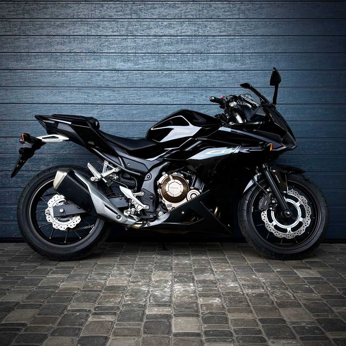 Продам мотоцикл Honda CBR400R (1676)