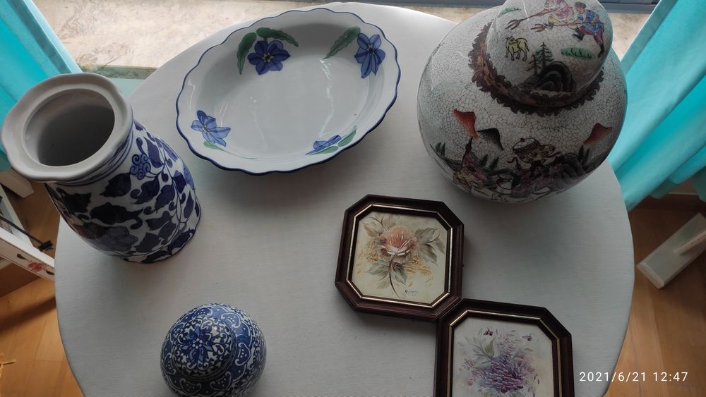 Peças em louça e quadros