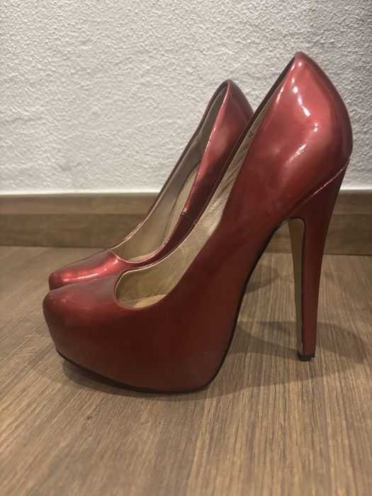 Sapatos de verniz vermelhos