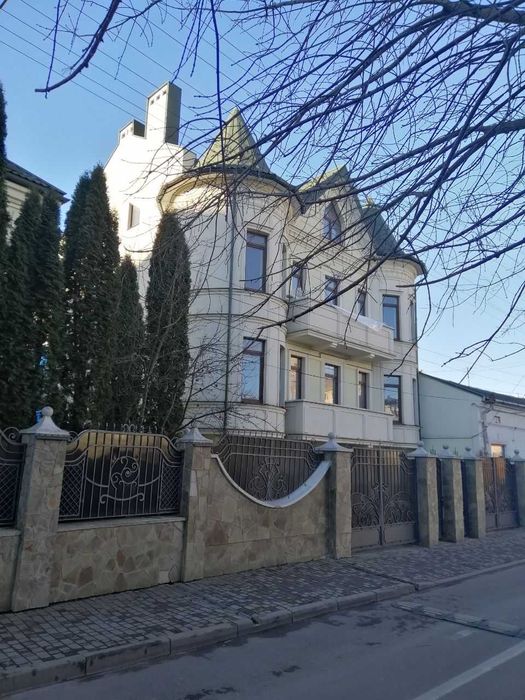 Клубний будинок біля парку Шевченка