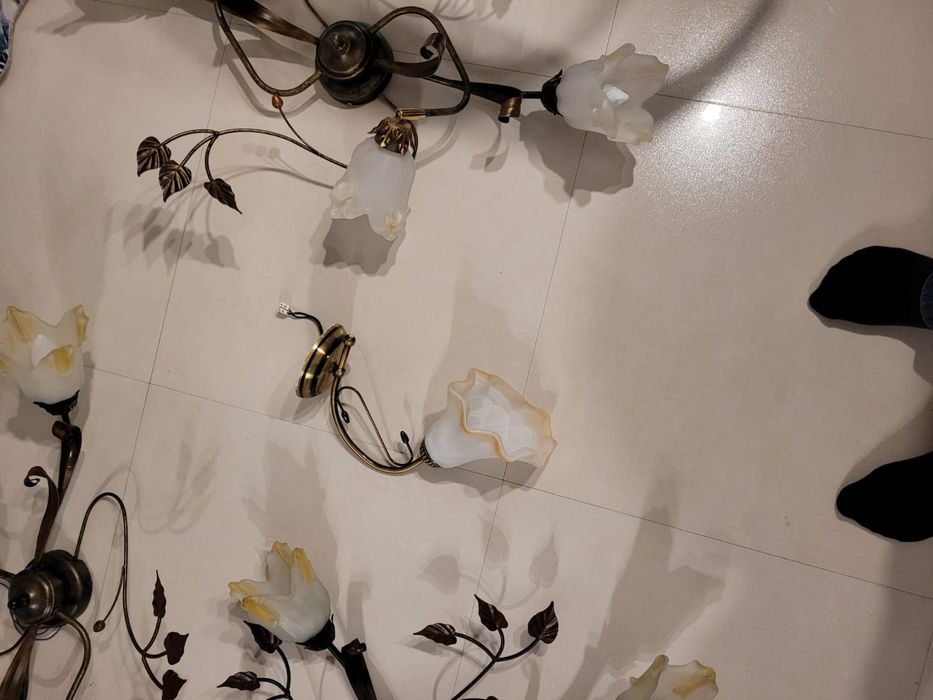 Lampy sufitowe i lampa stojąca