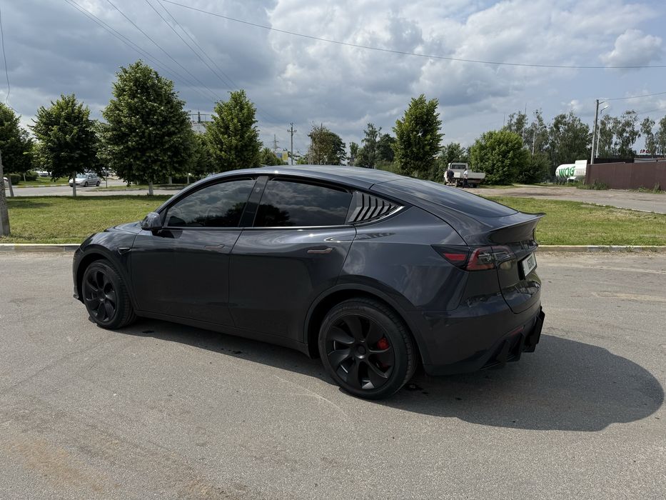 Tesla Y 2024 dual motor  +автопілот , карти Украна 2024