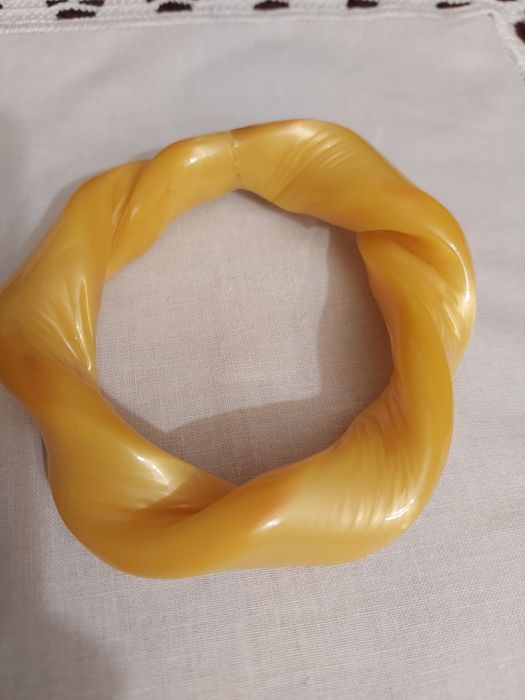 Pulseira Amarela, super fashion.