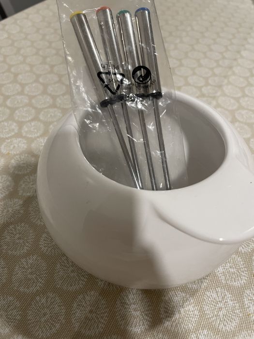 Fondue e garfos. Novo. Mas só tem a parte de cima.