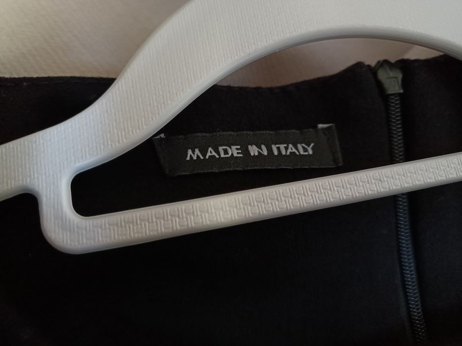 Czarna sukienka z ozdobnym dołem