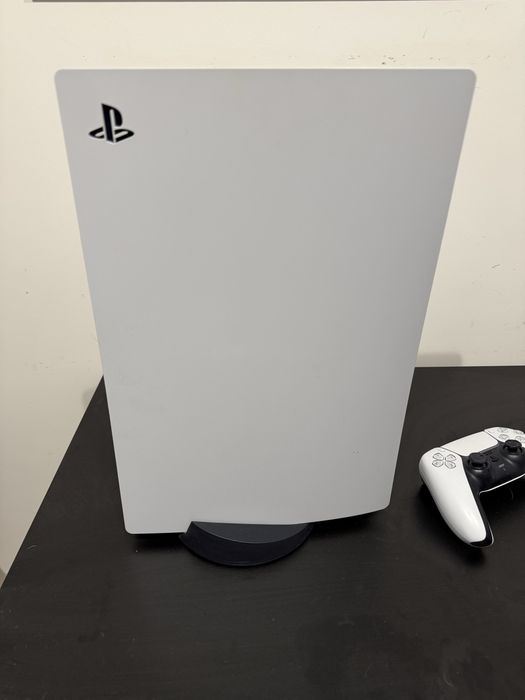 PlayStation 5 z napędem + 2 pady