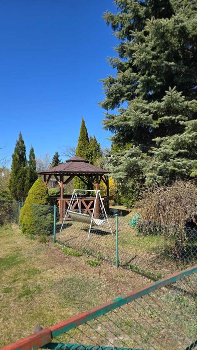 Urokliwa działka ROD 500 m² z domkiem i altanką – blisko stawu