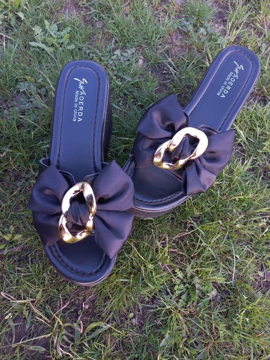 Продам жіночі босоніжки на платформі
Стильні чорні босоніжки з бантико