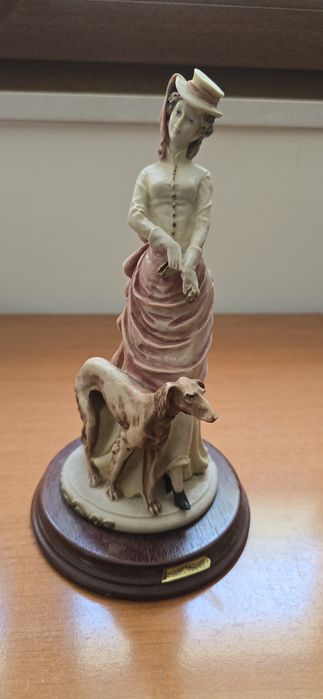 Estatueta em porcelana