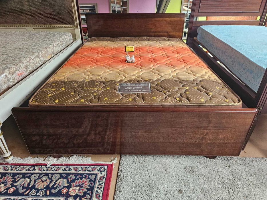 Cama baixa, com estrutura em madeira maciça muito robusta co