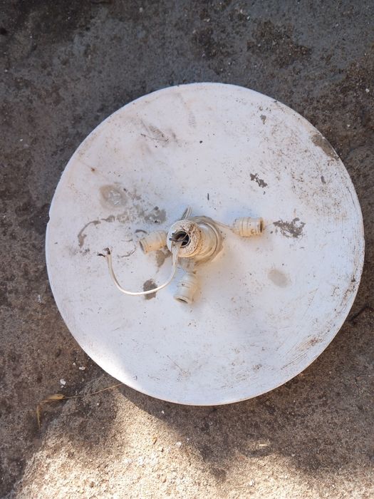 2 chapéus de candeeiro em gesso para pintar a gosto ,não  estão limpos