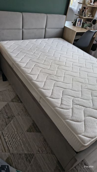 Łóżko tapicerowane z materacem