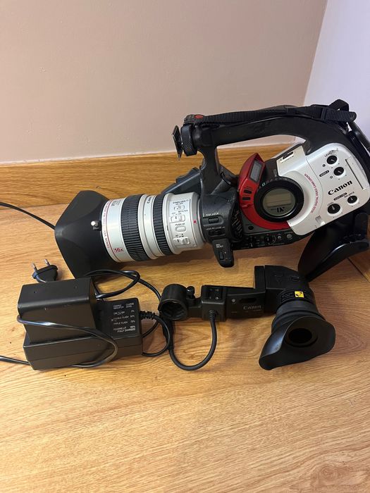 Vendo câmera XL1S 3 CCD digital camcord.  Excelente