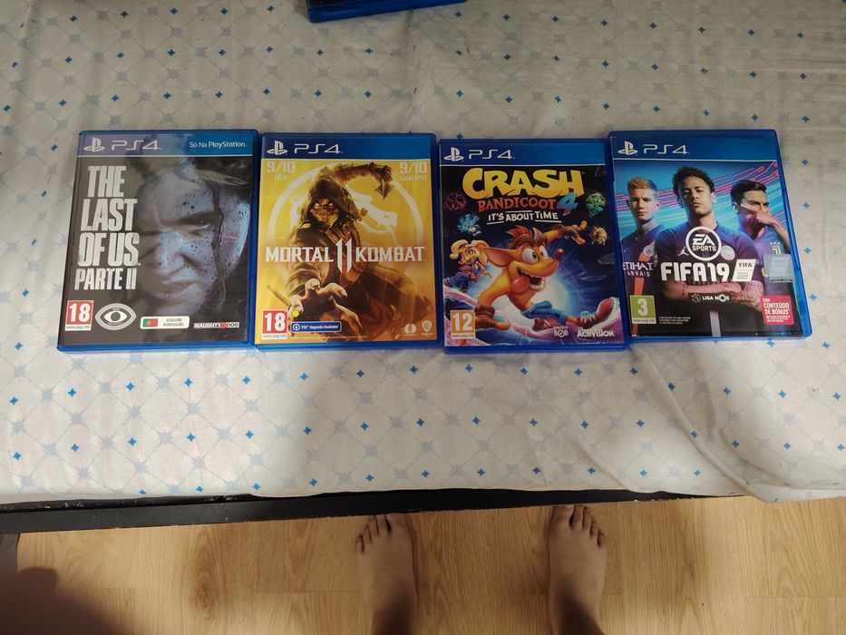 Ps4 mais 24 jogos 3 sem funcionar mais 3 controles 2 avariados Mas funcionam 1 com um pouco de drift todos os cabos mais um cabo de carregamento