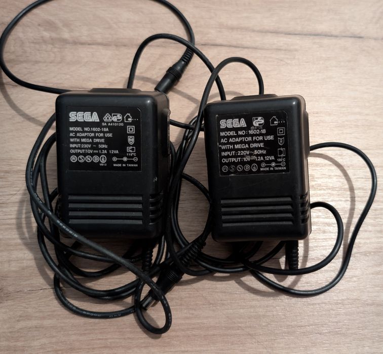 Sega Mega Drive com Mega-CD II + 4 comandos + cabos originais