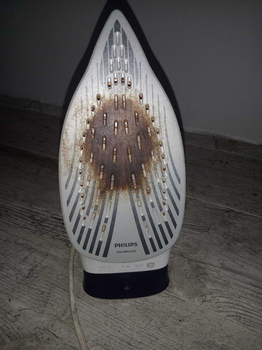 Утюг philips моргает красным но не греет))