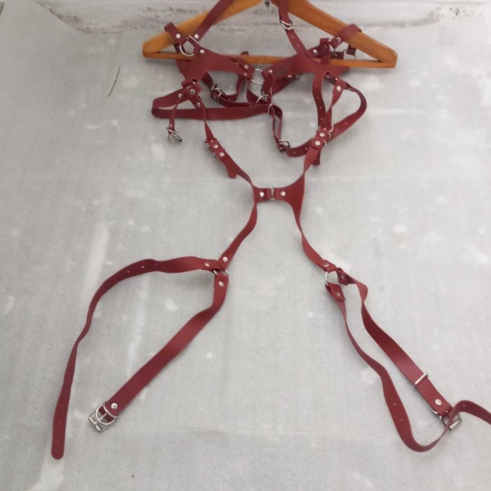 Женская эротическая портупея б/у . (кожа/кожзам).