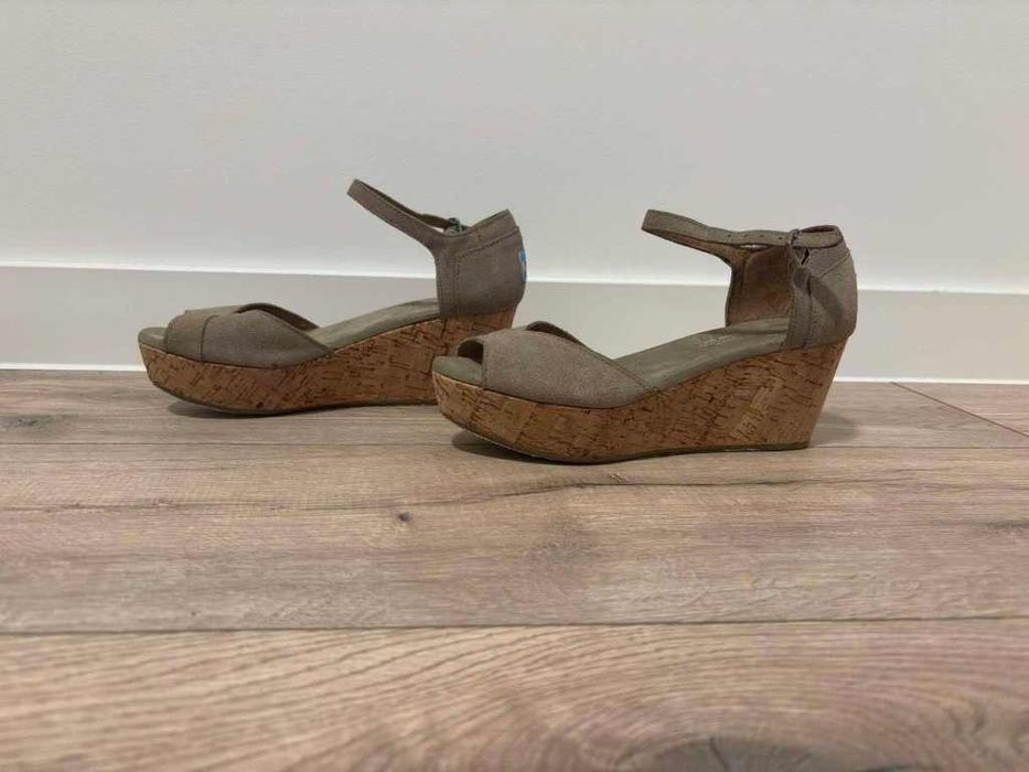 Toms sandały na platformie zamszowe damskie 36